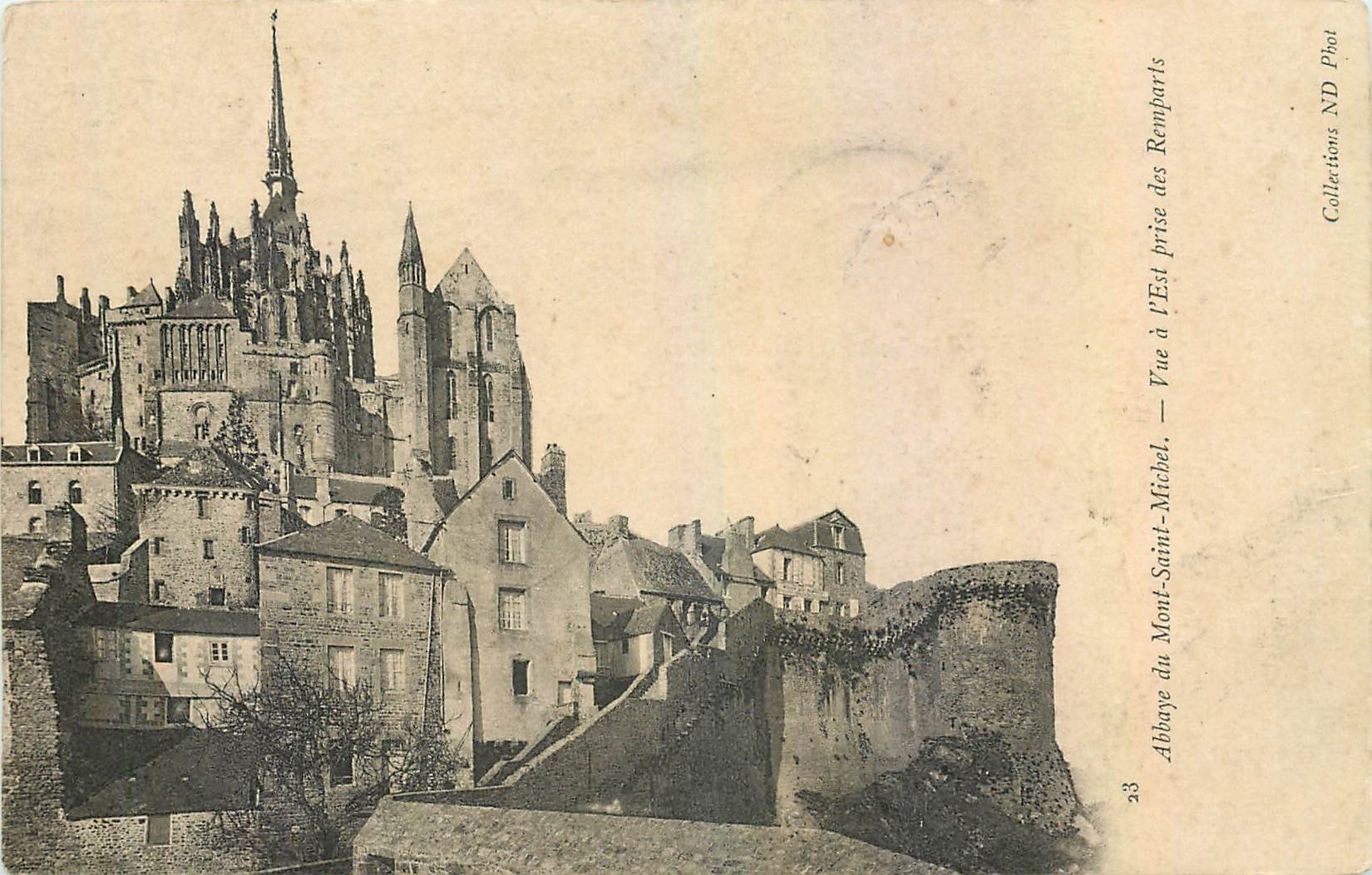 CPA Abbaye du Mont Saint Michel Vue a l'Est prise des Remparts 