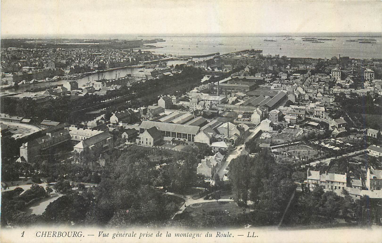 CPA Cherbourg Vue generale prise de la montagne du Route 