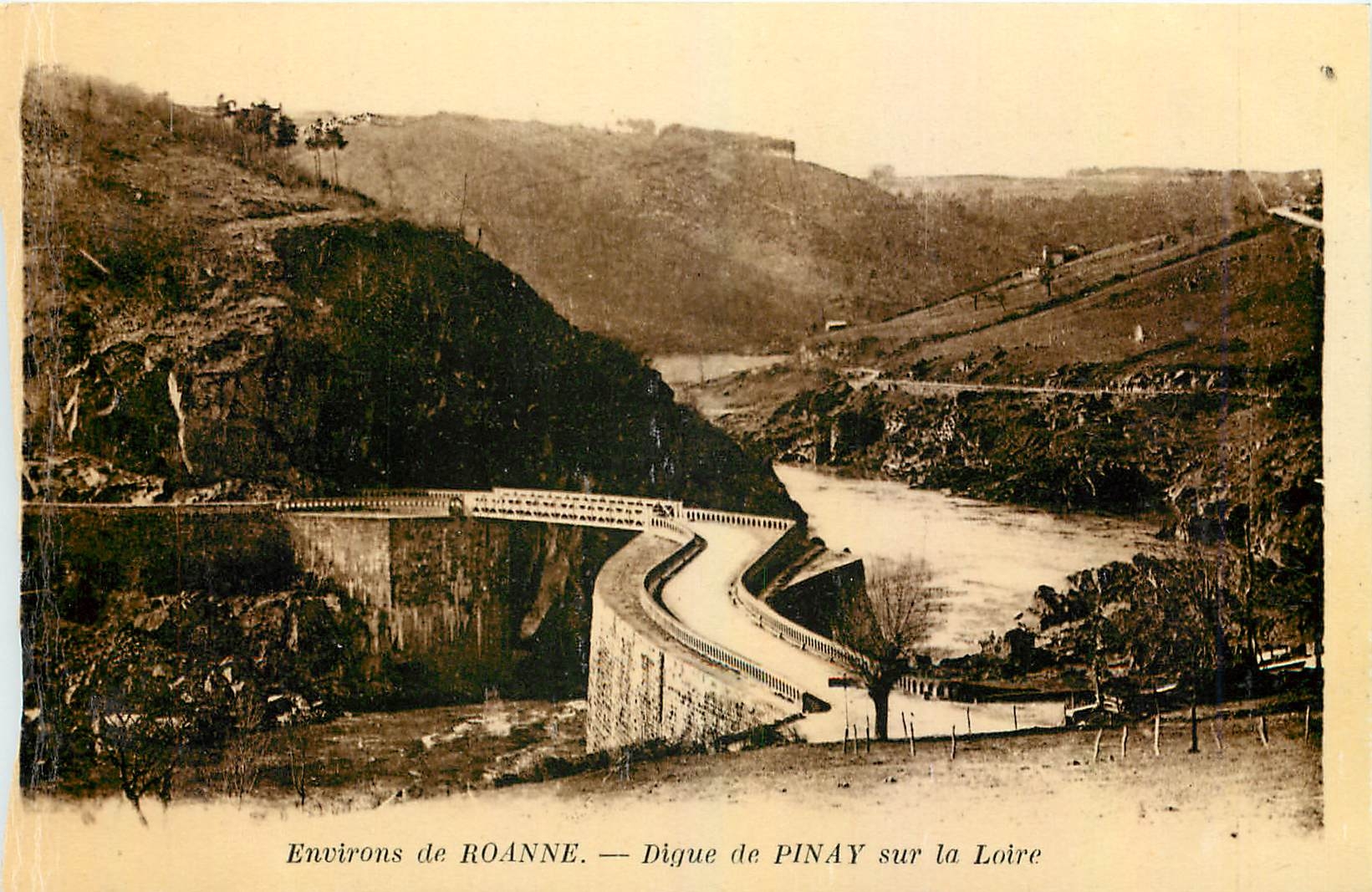 CPA Environs de Roanne Digue de Pinay sur la Loire 