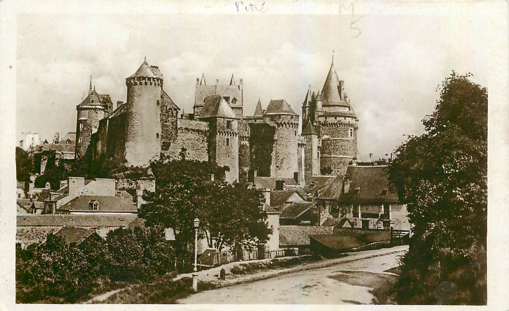 Vitré — Vue générale du château prise de la route de Rennes — éditeur Vitrein et Neudrein, Paris