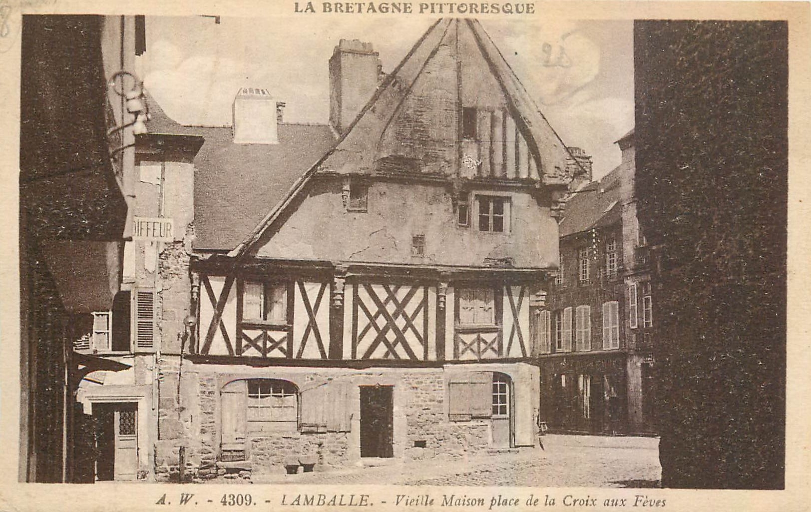 Lamballe - Vieille Maison place de la Croix aux Fèves — A. W. - 4309