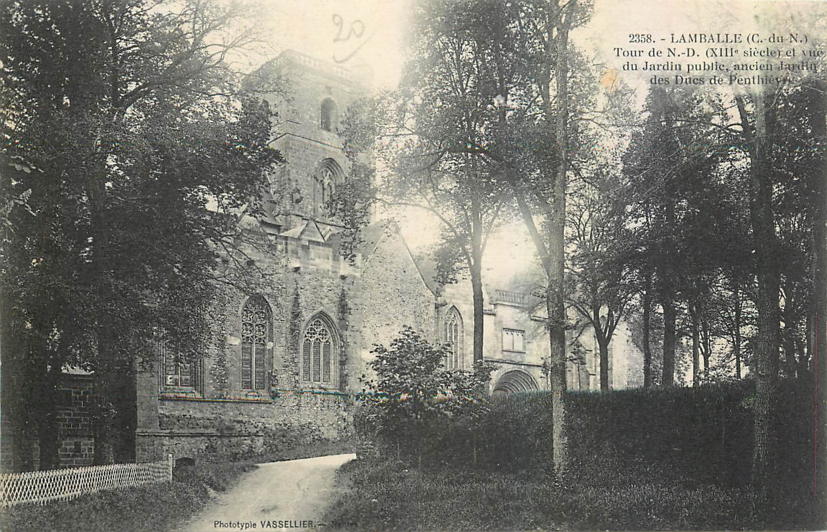 Lamballe (C.-du-N.) — Tour de N.-D. (XIIIe siècle) et vue du Jardin public, ancien Jardin des Ducs de Penthièvre