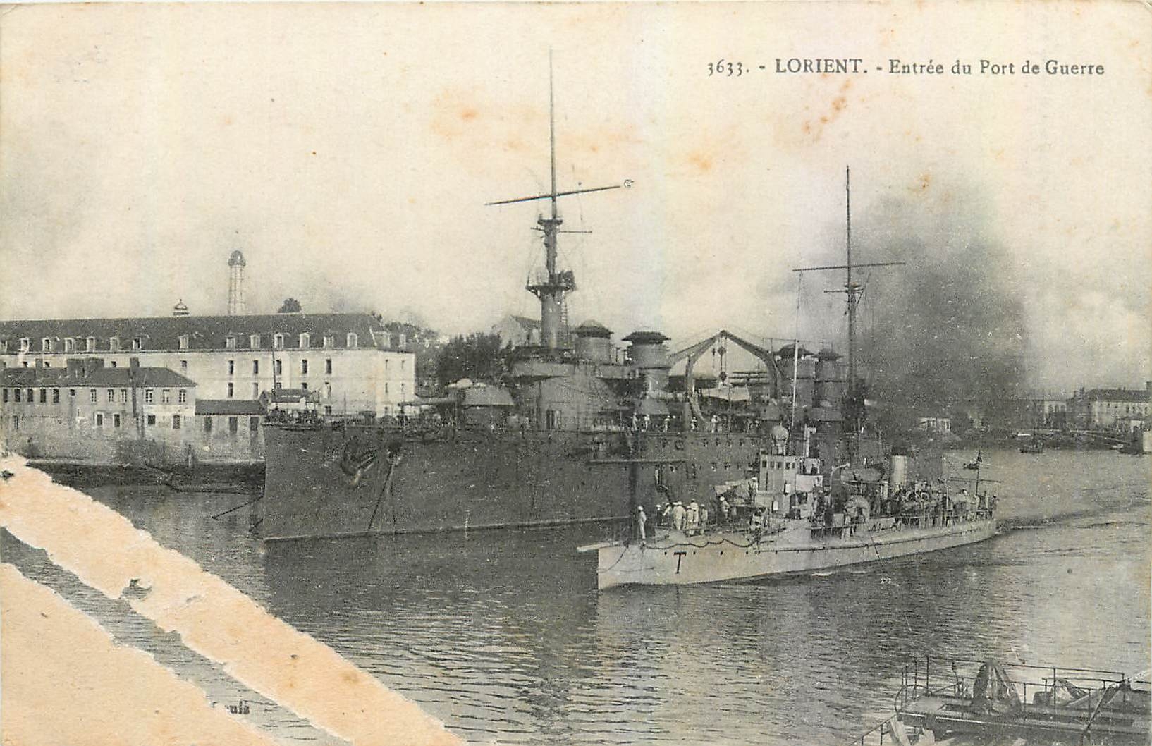CPA Lorient Entree du Port de Guerre Bateaux