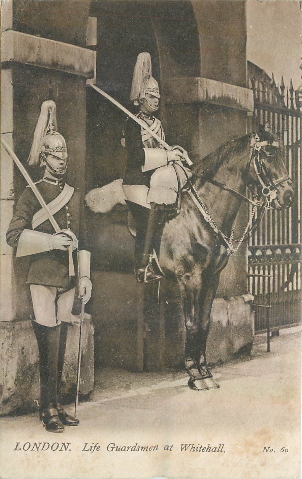 CPA London Life Guardsmen at Whitehall Militaria