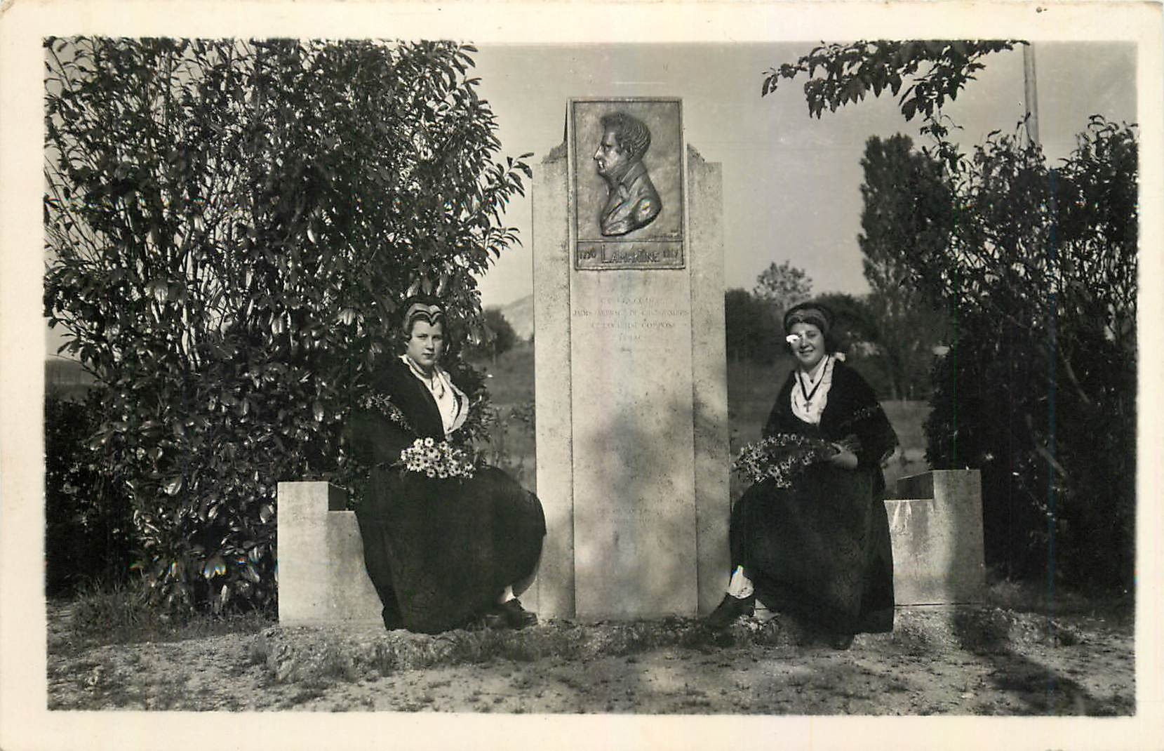 CPA Aix les Bains Lamartine et les Savoyardes 