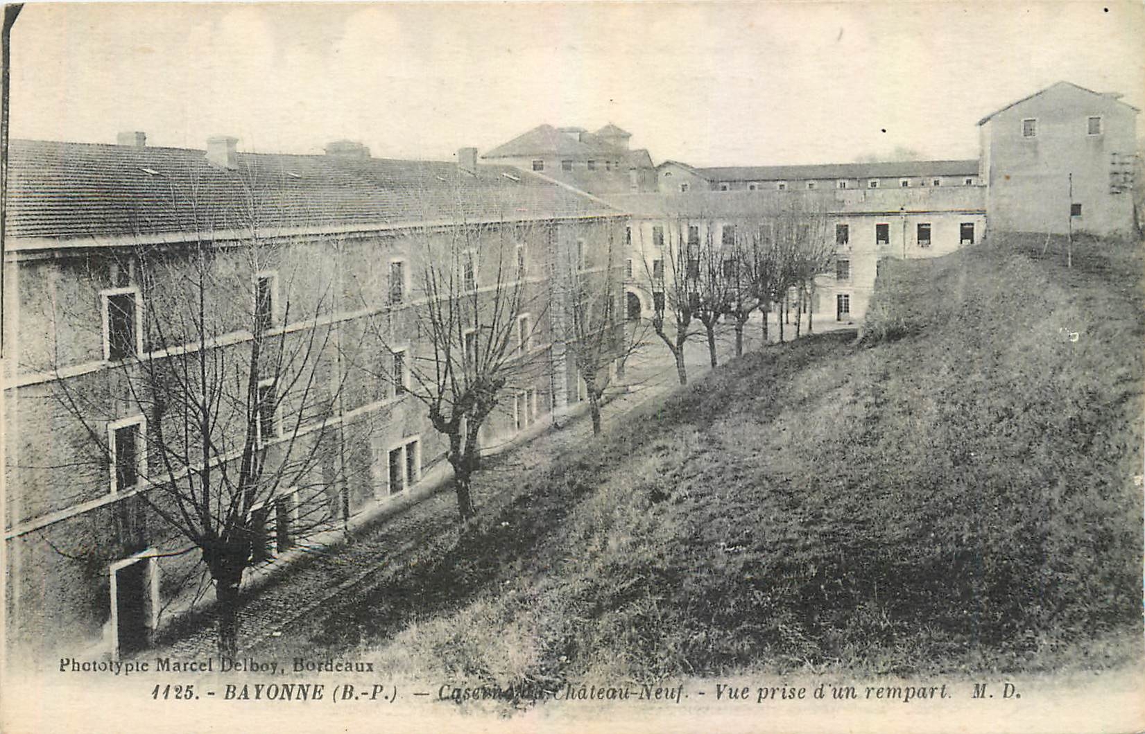 CPA Bayonne BP Caserne du Chateau Neuf Vue prise d'un rempart 