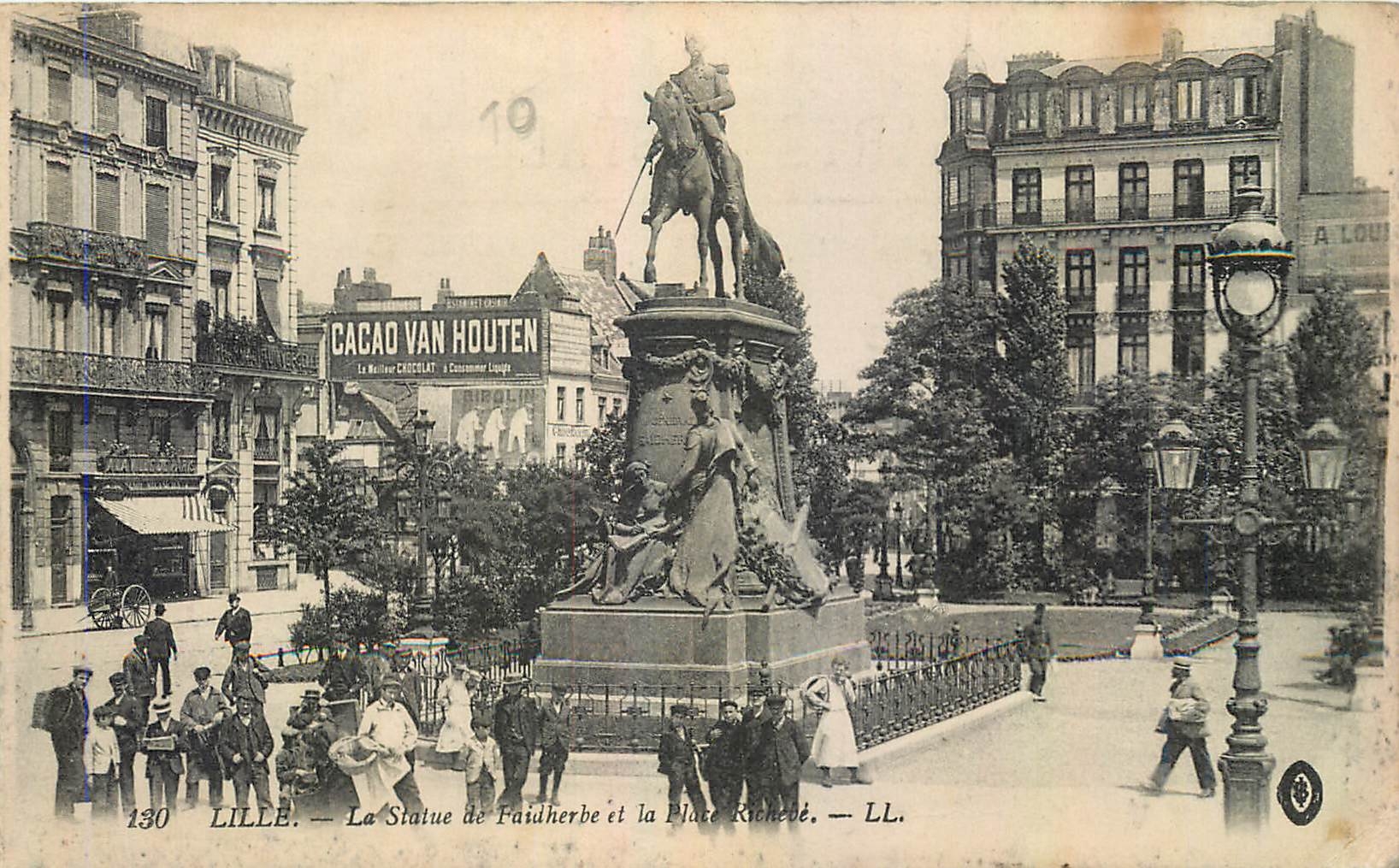 CPA Lille La Statue de Faidherbe et la Place Richeve 