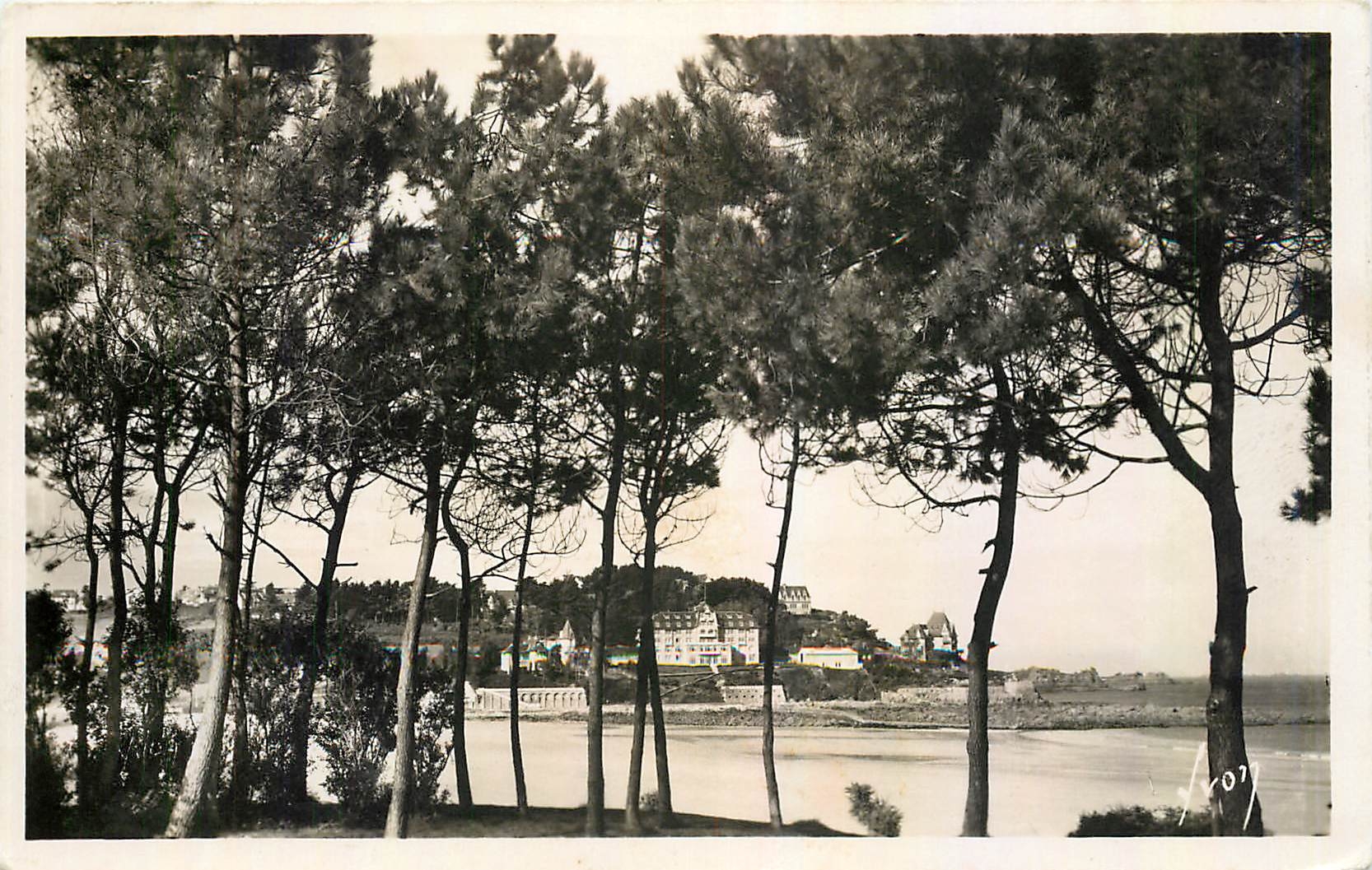 CPA Perros Guirec C du N Sapiniere en bordure de la plage de Trestraou 