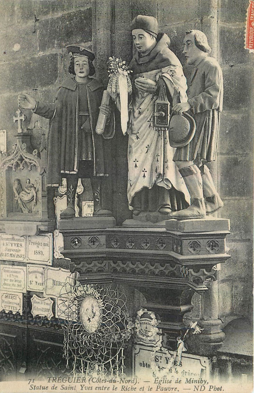 CPA Treguier Cote du Nord Eglise de Miniby Statue de Saint Yves entre le Riche et le Pauvre 