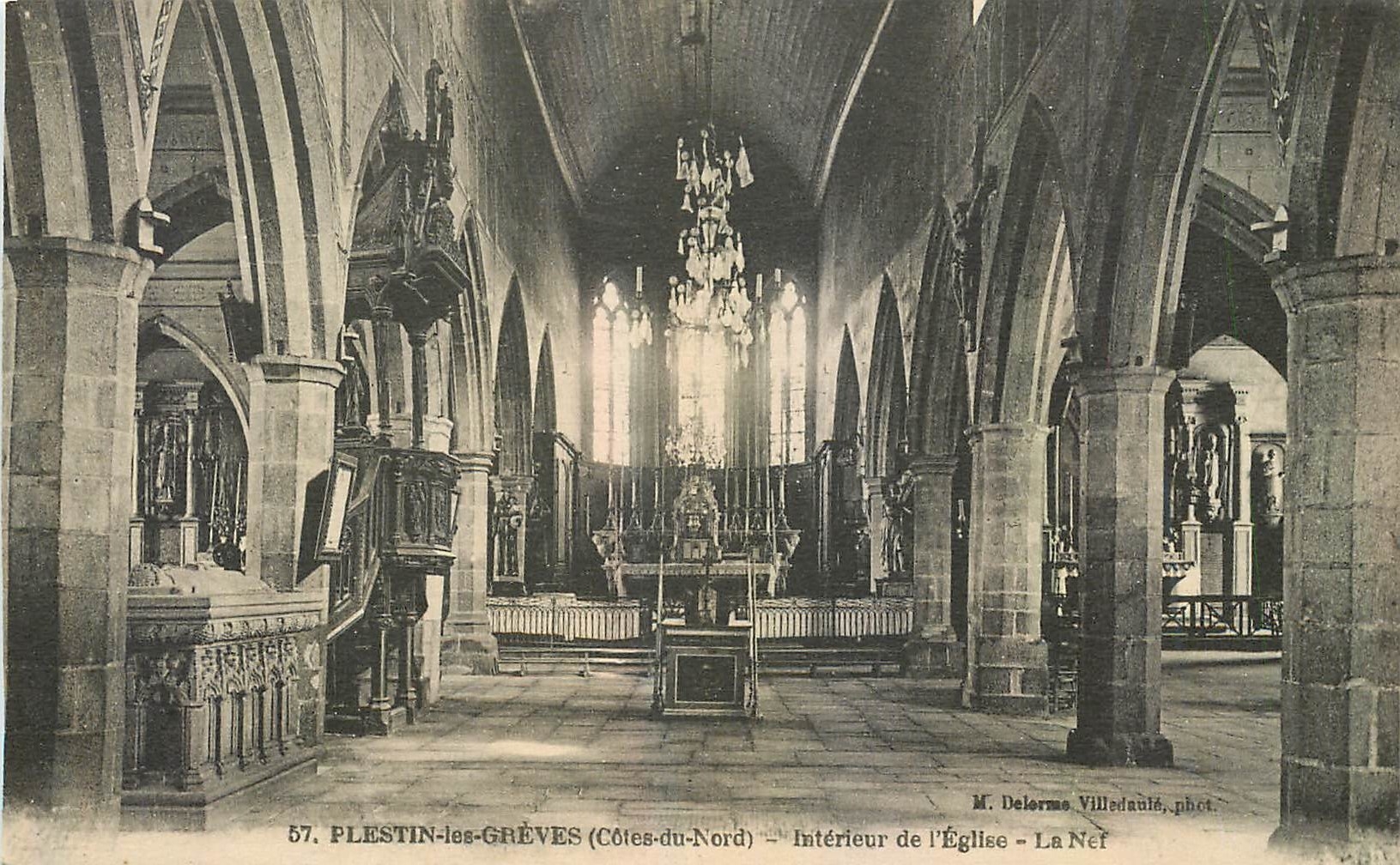 Plestin-les-Grèves (Côtes-du-Nord) — Intérieur de l'Église - La Nef — M. Delermes Villedaute, phot.