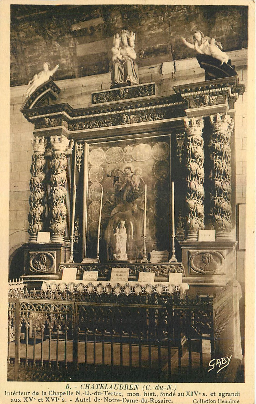 Intérieur de la Chapelle Notre-Dame-du-Rosaire à Châtelaudren — Autel historique fondé au XIVe s. et agrandi aux XVe et XVIe s. — Éditeur Gaby, Nantes