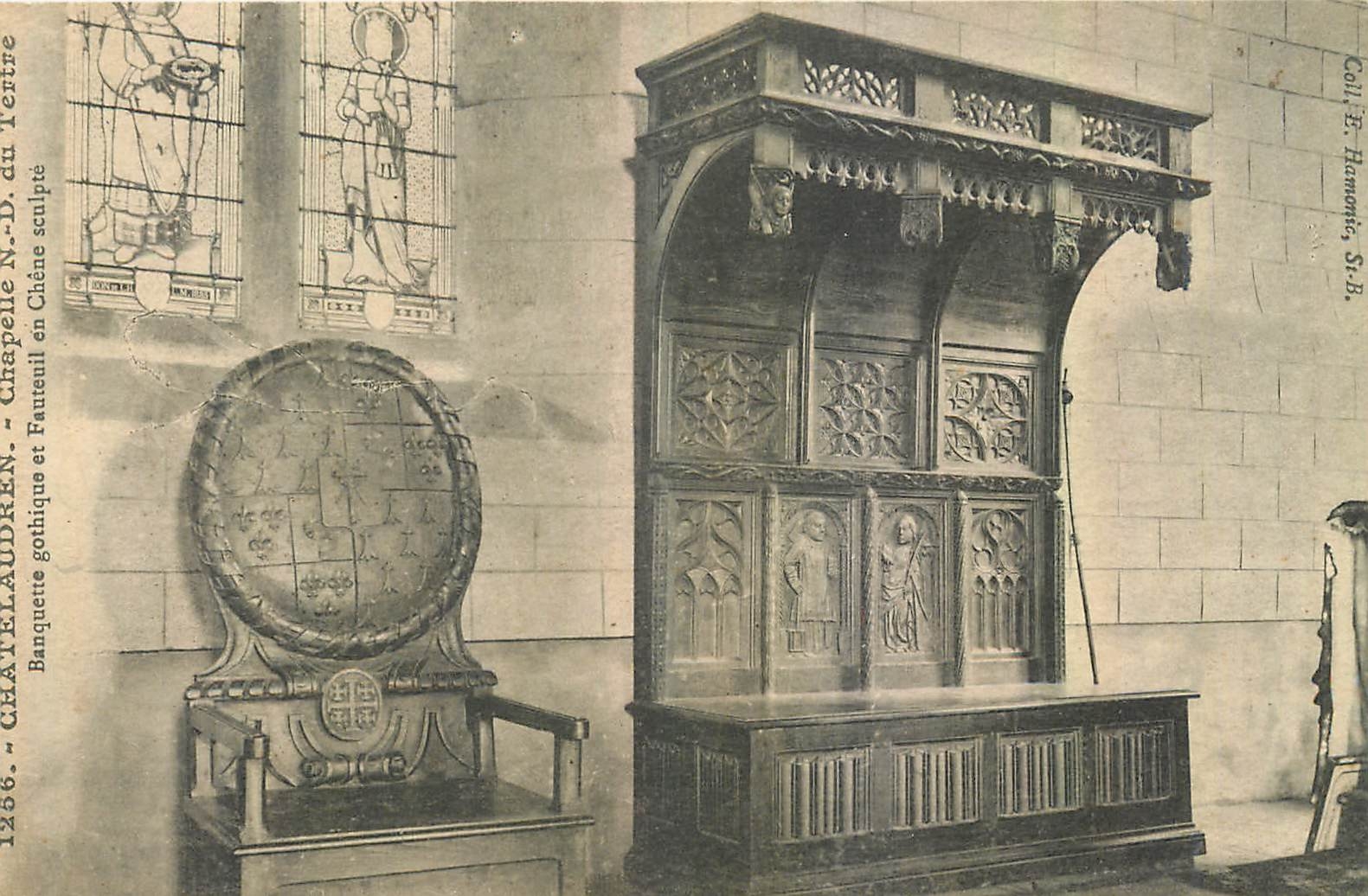 Kapelle von Clatelauren - gotische Bank und geschnitzter Eichenlehnstuhl