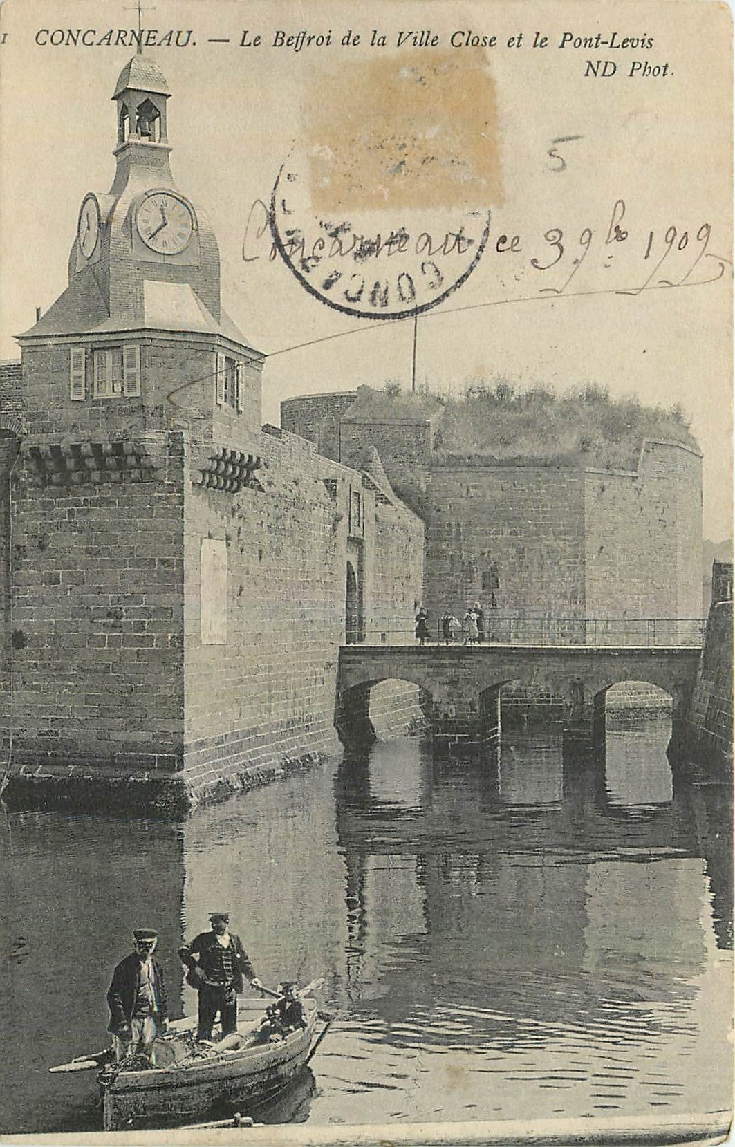 CPA Concarneau Le Beffroi de la Ville Close et le Pont Levis 