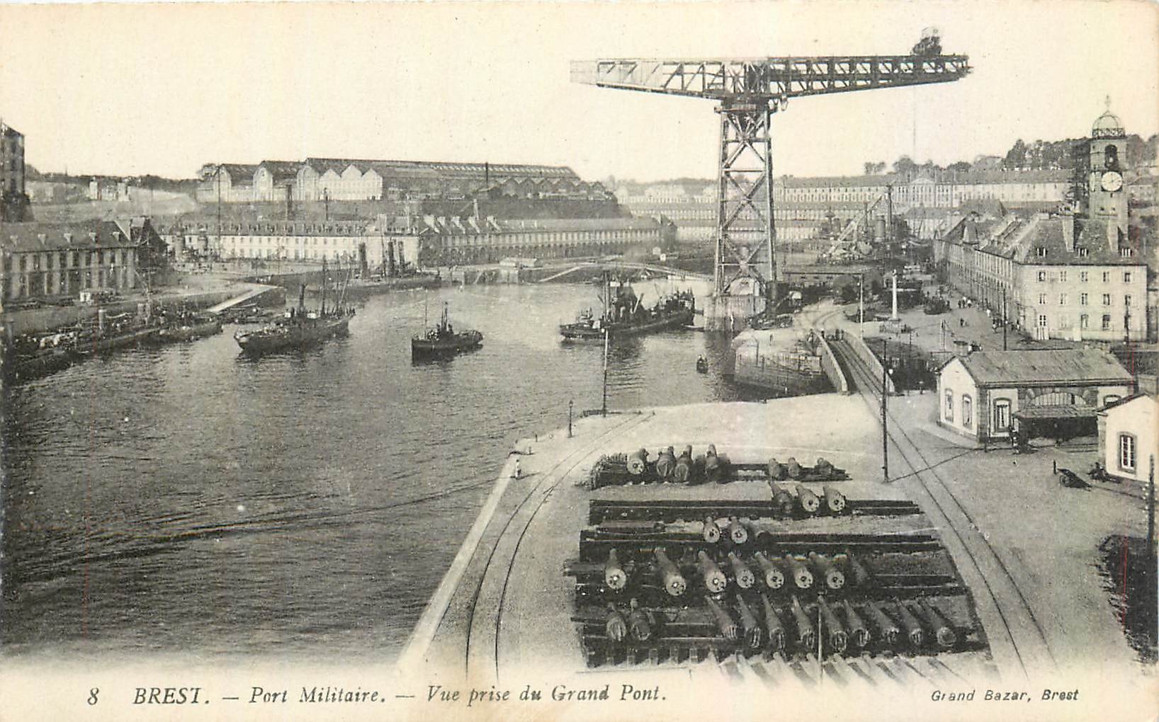 CPA Brest Port Militaire Vue prise du Grand Pont 