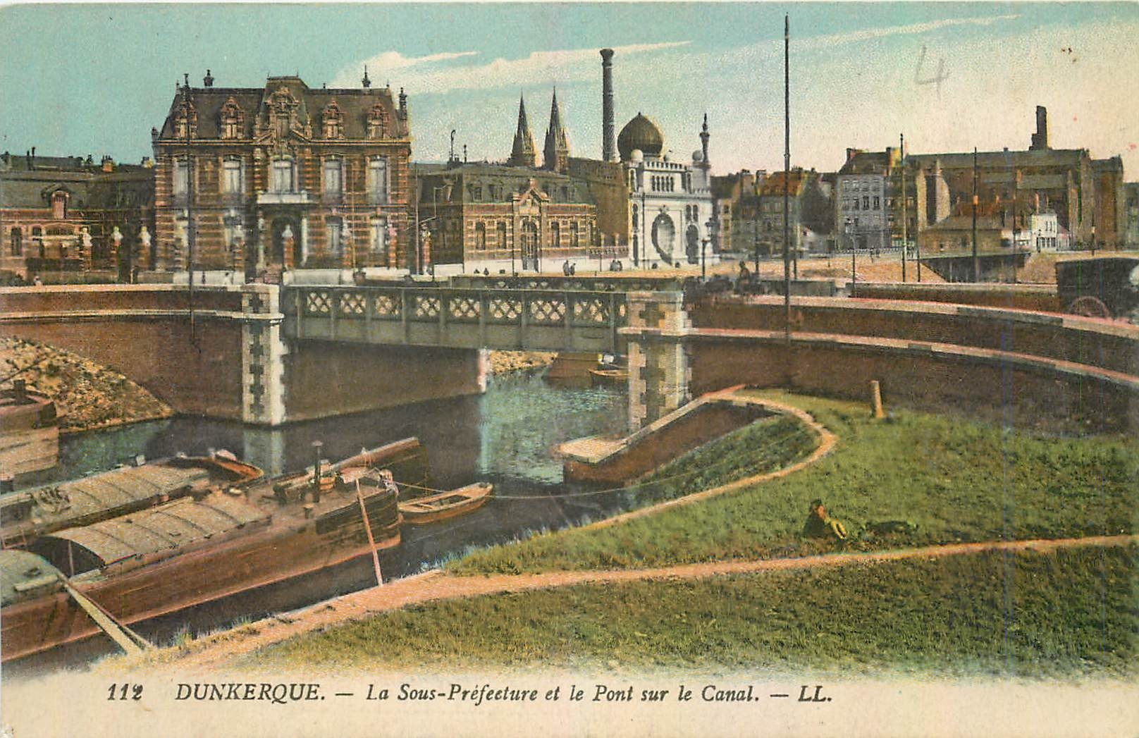 CPA Dunkerque La Sous Prefecture et le Pont sur le Canal 