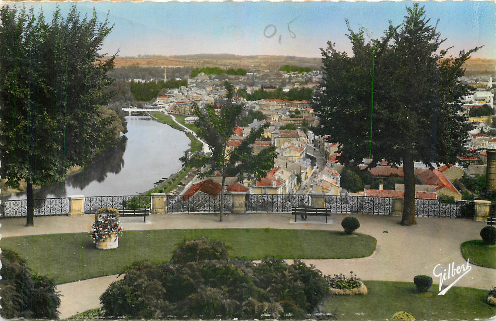 Vue prise de la Place du Palet sur la Vallée de la Charente et le Faubourg L'Houmeau — Éditions Gilbert