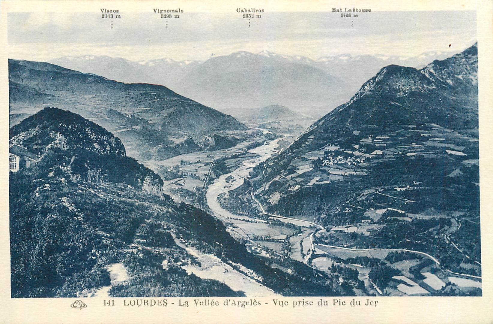 CPA Lourdes La Vallee d'Argeles Vue prise du Pic du Jer 