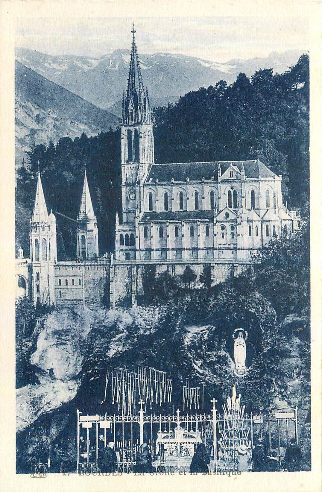CPA Lourdes La Grotte et la Basilique 