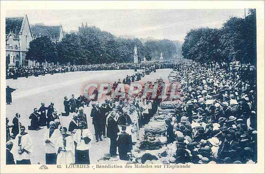 CPA Lourdes Benediction des Malades sur l'Esplanade 