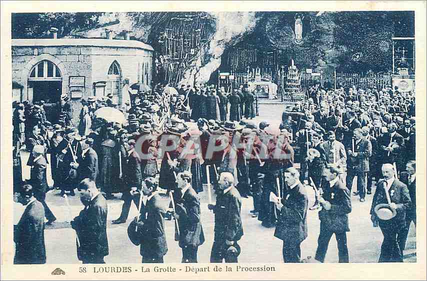 CPA Lourdes La Grotte Depart de la Procession 
