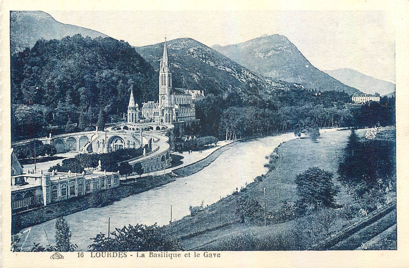 CPA Lourdes La Basilique et le Gave 