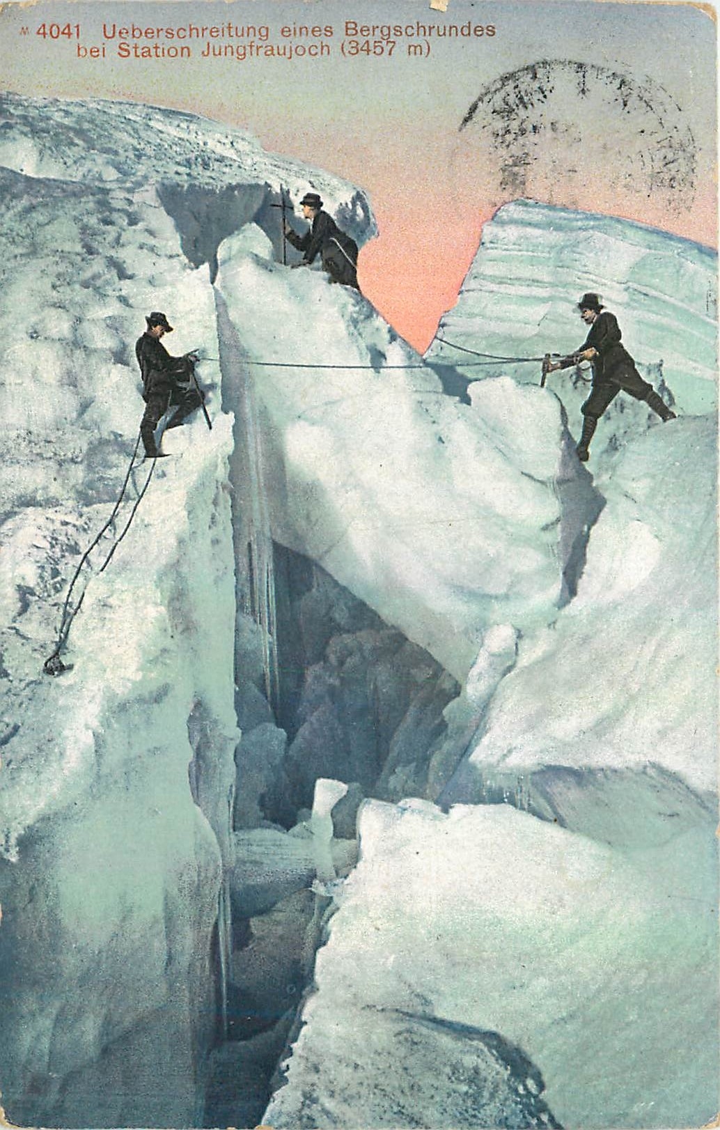 CPA Ueberschreitung eines Bergschrundes bei Station Jungfraujoch 