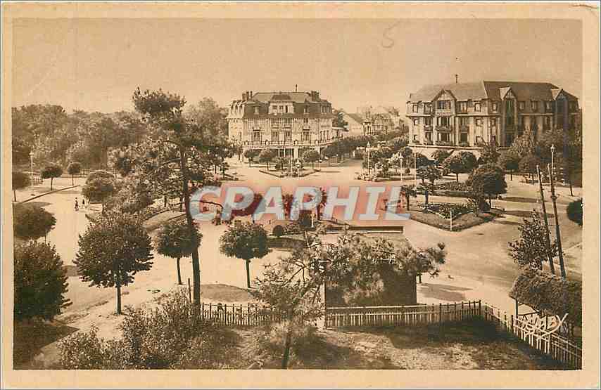 CPA La Baule les Pins Vue generale de la Place des Palmiers 