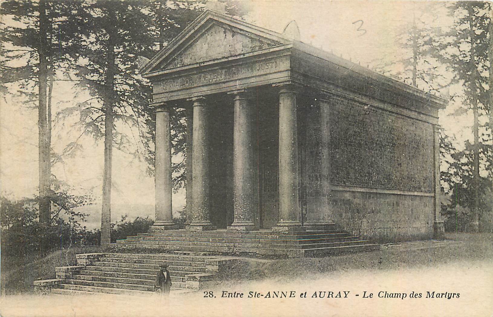 CPA Entre Ste Anne et Auray Le Champ des Martyrs 