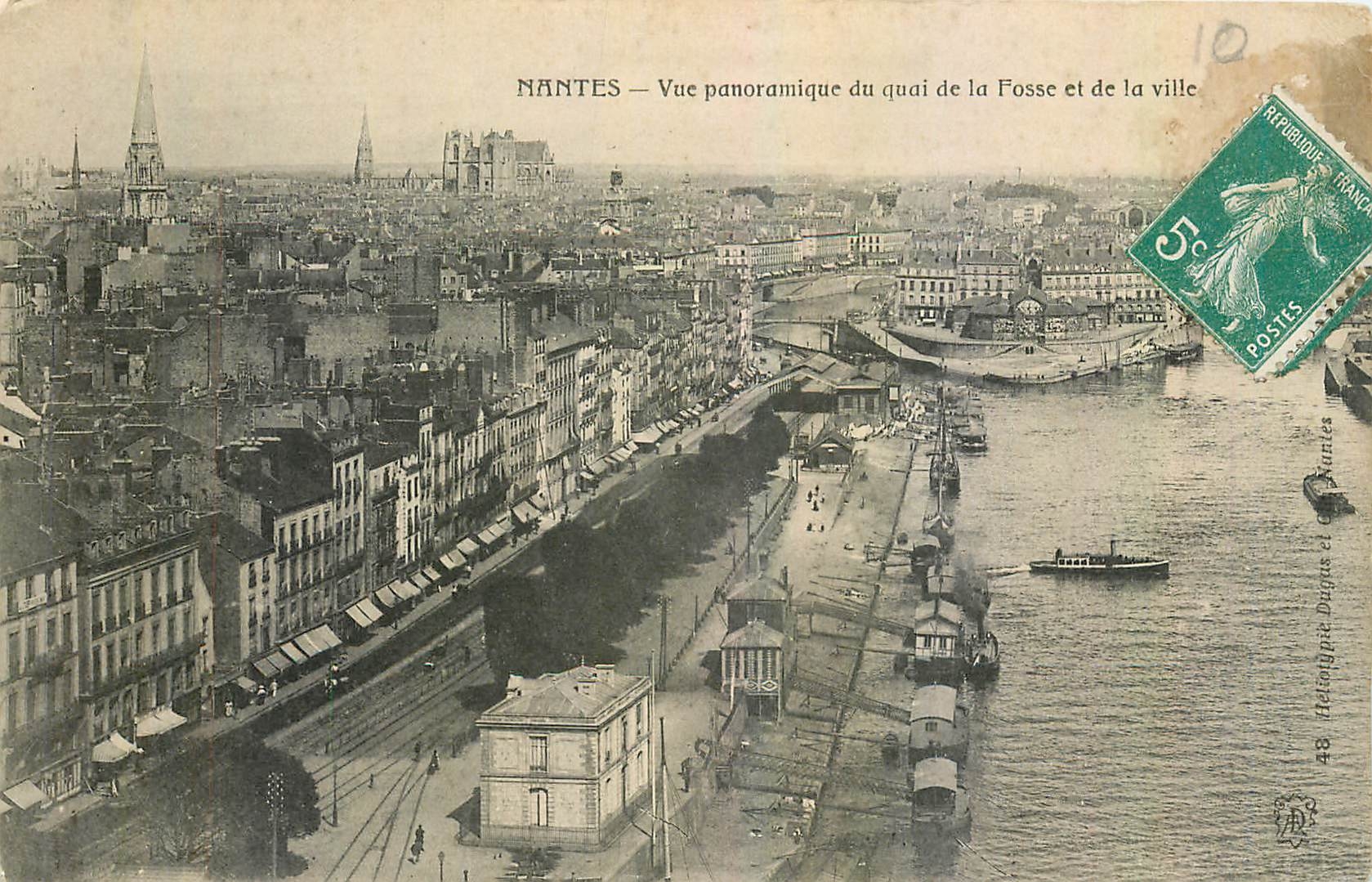 CPA Nantes Vue panoramique du quai de la Fosse et de la Ville 