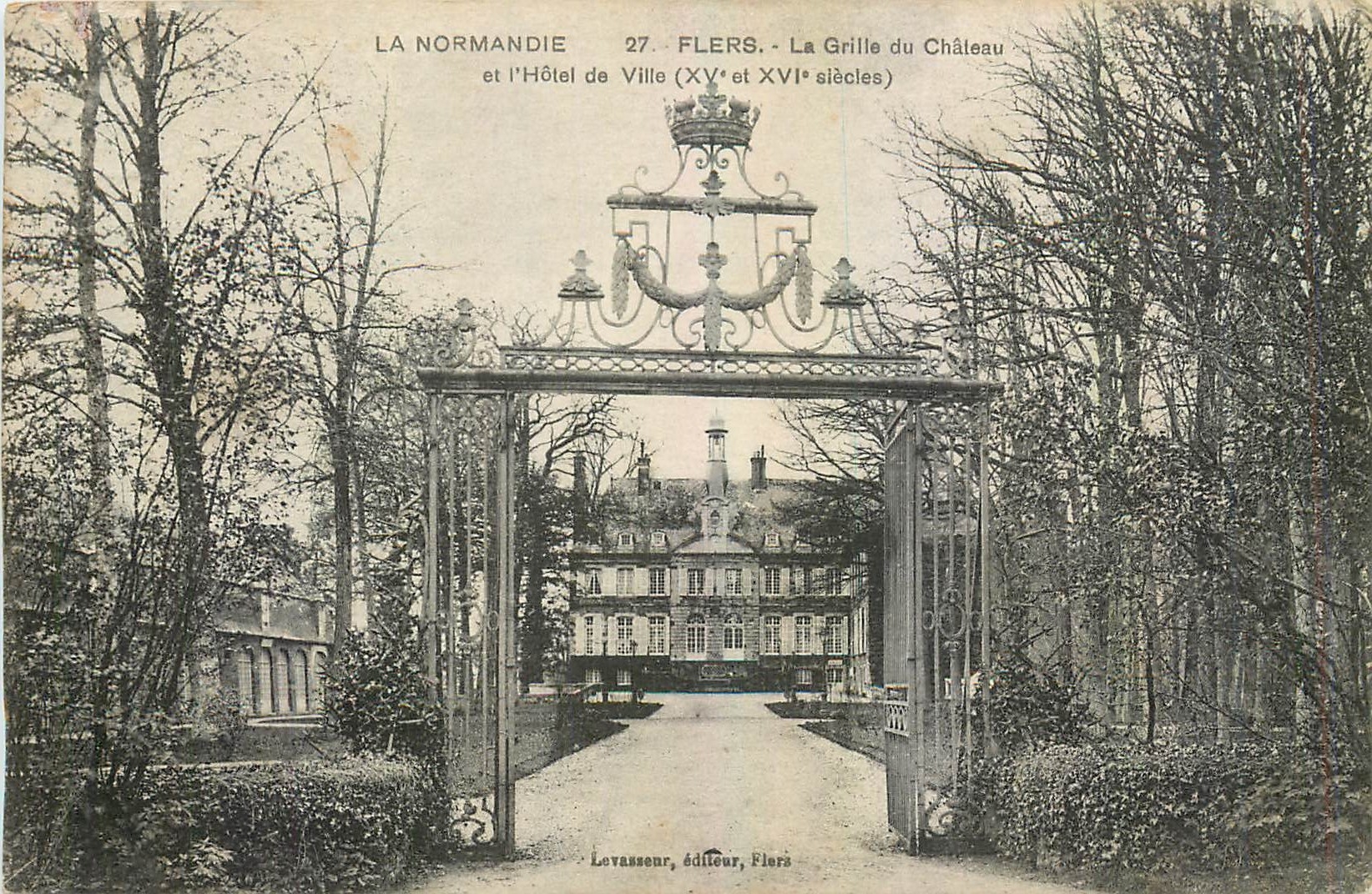 CPA Flers La Grille du Chateau et l'Hotel de Ville 