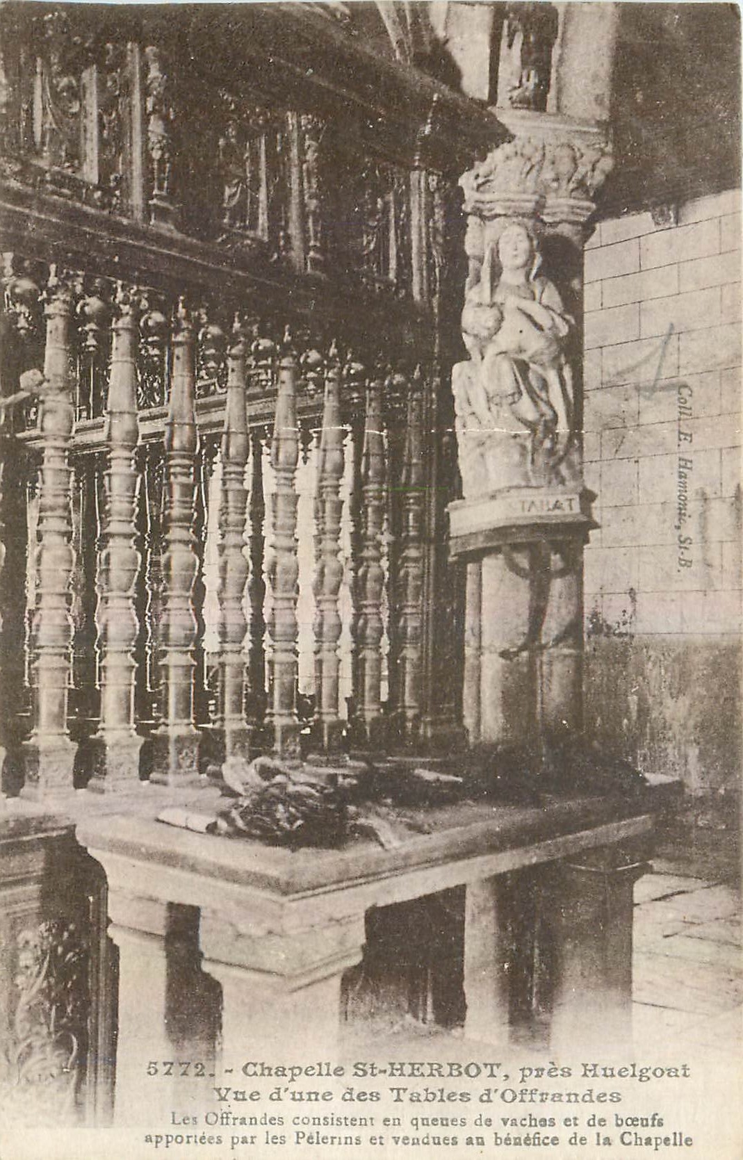 CPA Chapelle St Herbot pres Huelgoat Vue d'une des Tables d'Offrandes 