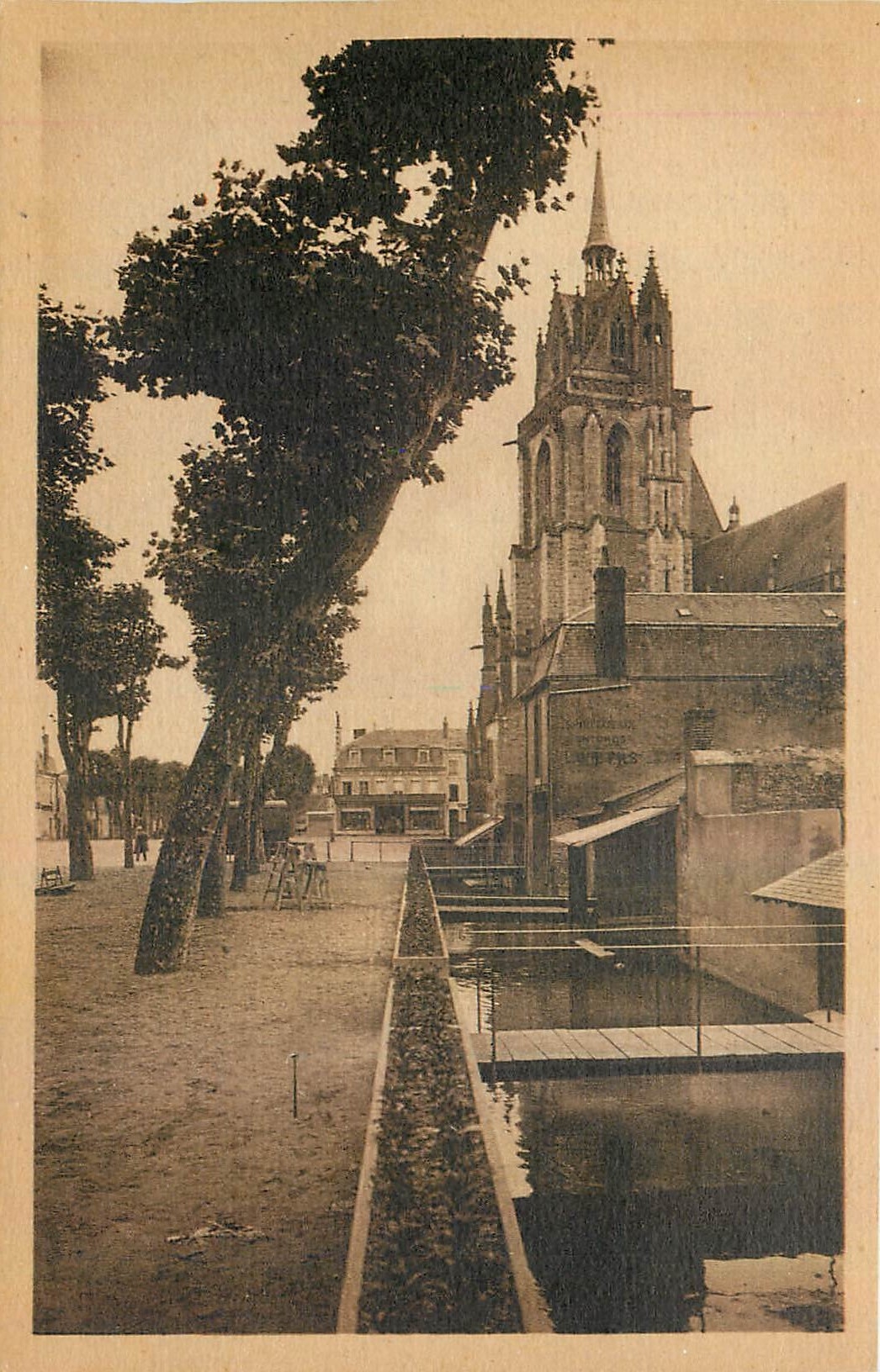 CPA La Ferte Bernard Le Mail et les canaux 