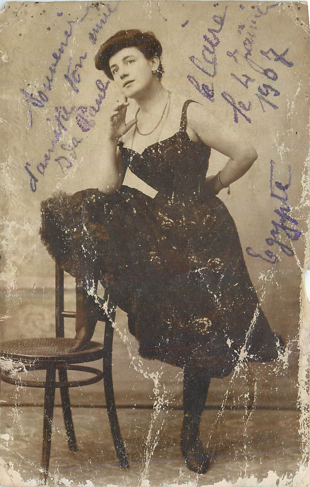 Femme en robe noire — pose assise sur chaise — Égypte, 1907