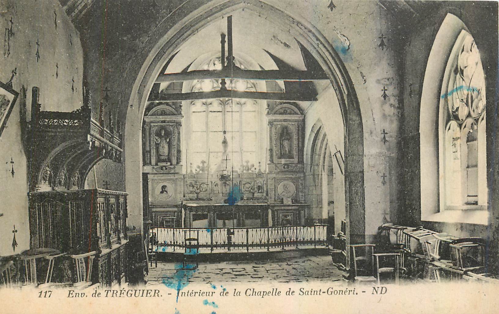 CPA Env de Treguier Interieur de la Chapelle de Saint Goneri 
