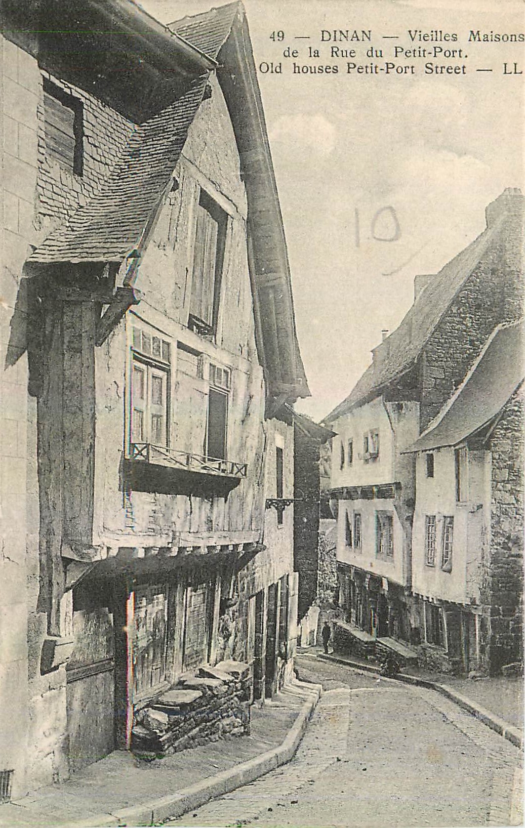 CPA Dinan Vieilles Maisons de la Rue du Petit Port 
