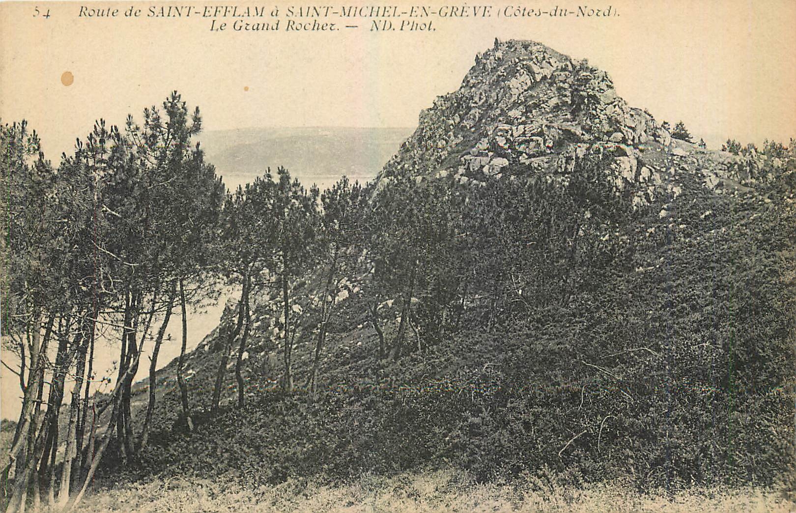 Route de Saint-Efflam à Saint-Michel-en-Grève — Le Grand Rocher — ND. Phot.