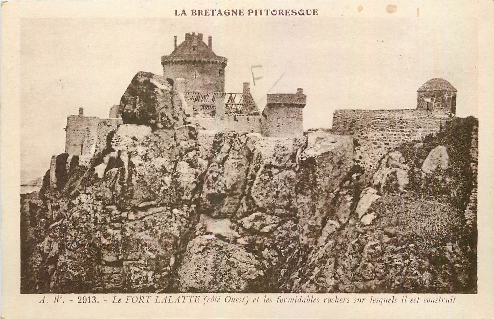 CPA La Fort Lalatte Cote Ouest et les formidables rochers sur lesquels il est construit 