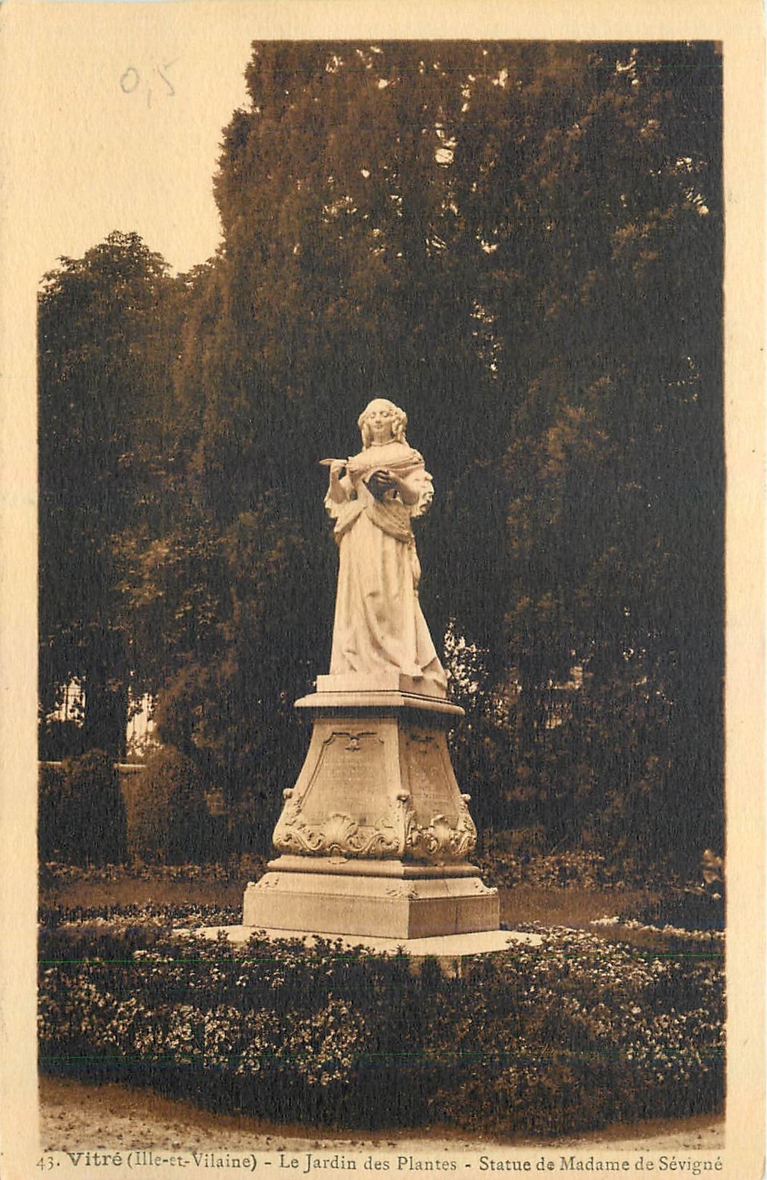 Vitré (Ille-et-Vilaine) - Le Jardin des Plantes - Statue de Madame de Sévigné