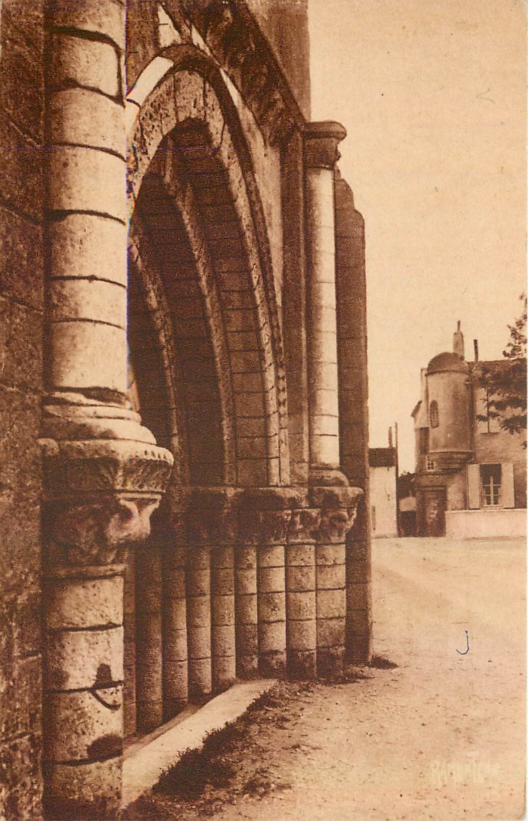 CPA I'le de Re Portail de l'Eglise d'Ars et Maison du Senechal 