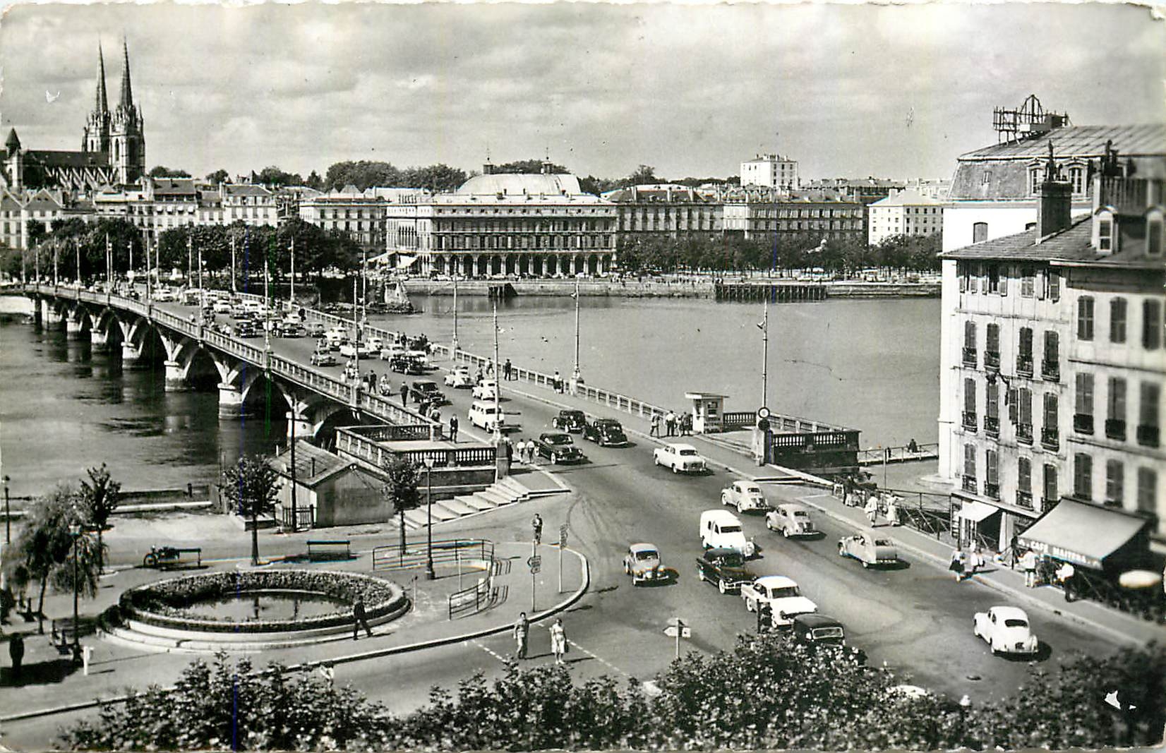 CPM Bayonne Le Pont Saint Esprit Au fond la Cathedrale et le Theatre 