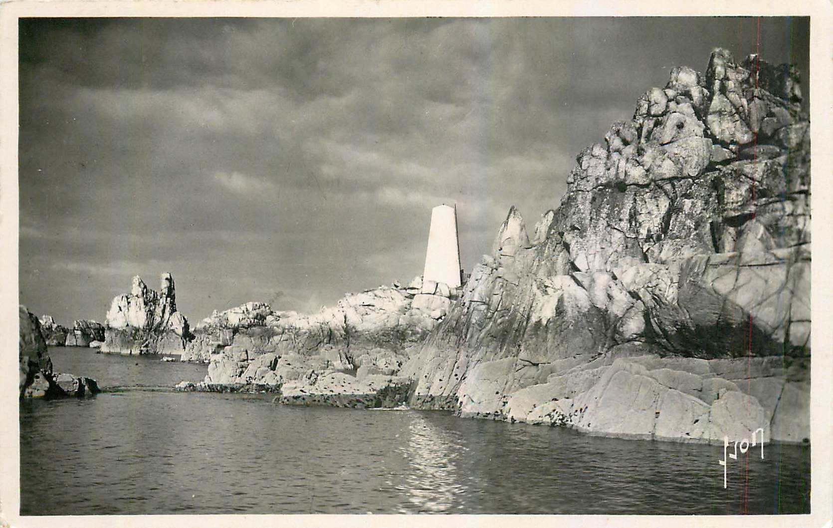 CPM Ile de Brehat C du N La Tour Blanche 
