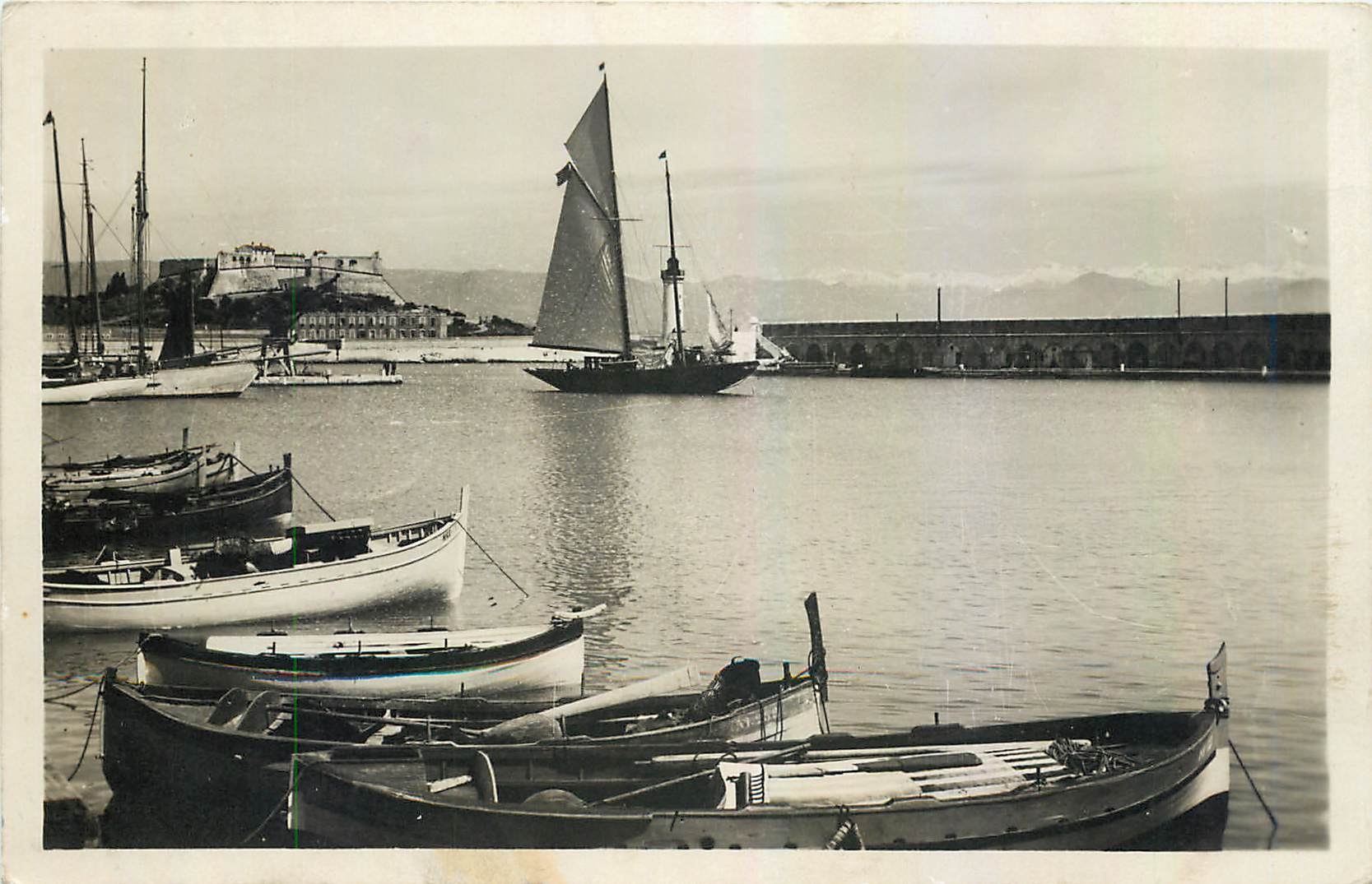 CPM Antibes Le port Le Fort carree et les Alpes Bateaux