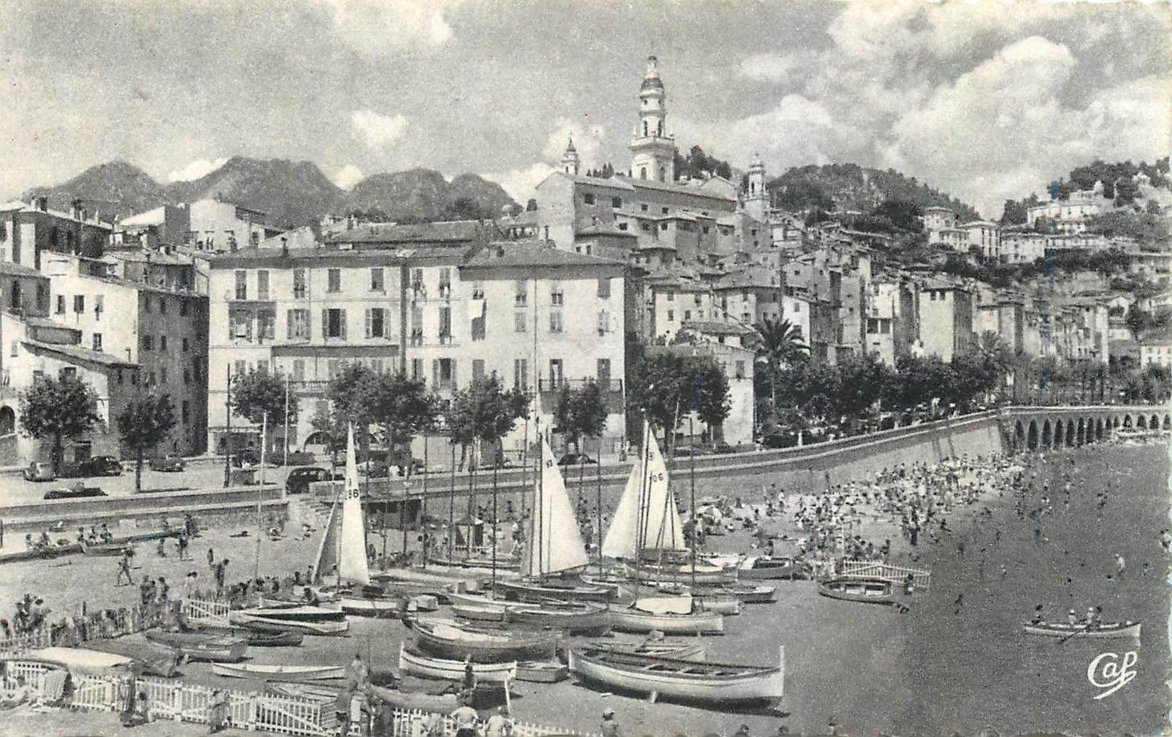 CPM Menton La Vieille Ville et la Plage des Sablettes 