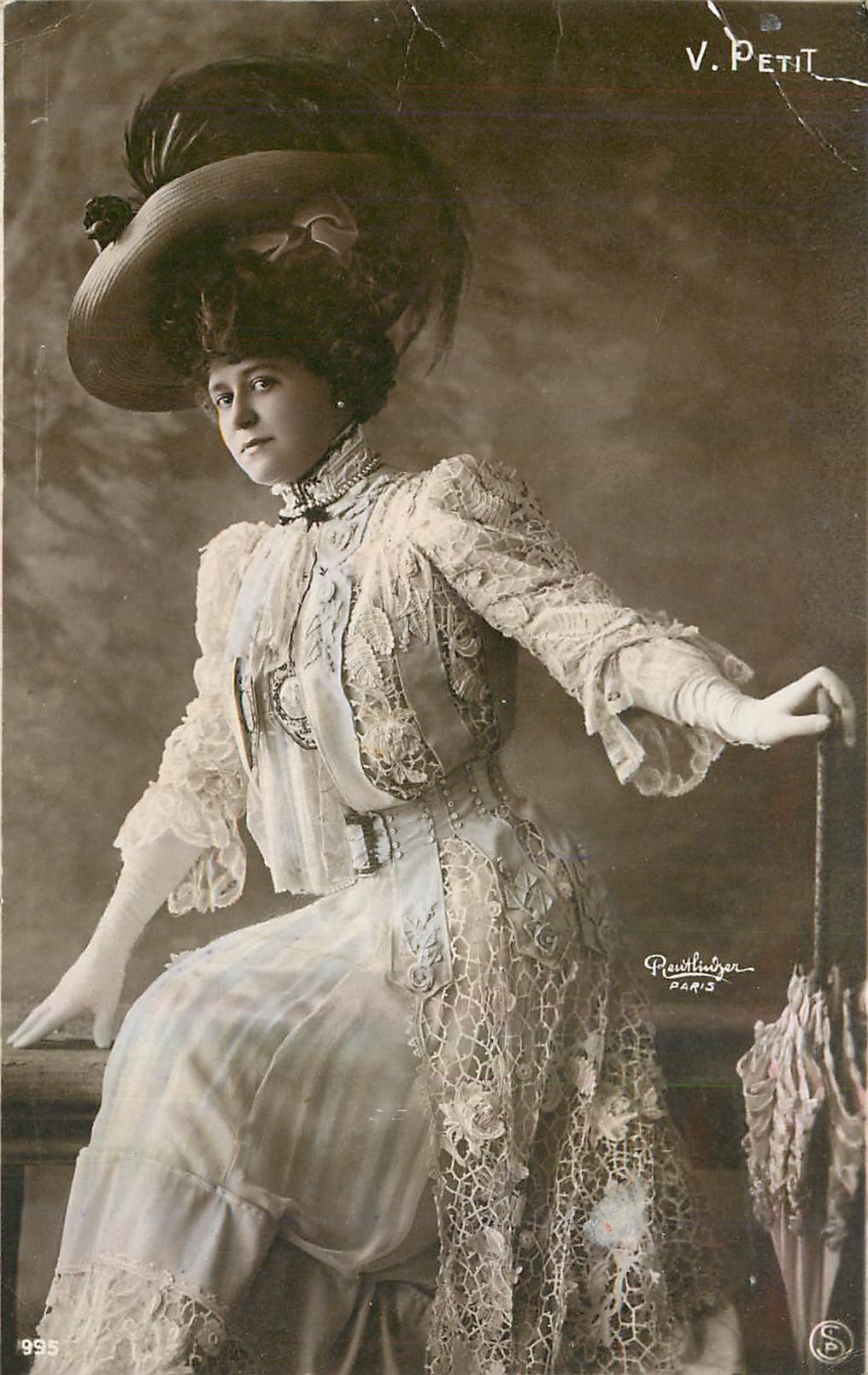 Jeune femme en robe de dentelle — éditeur V. Petit, Paris — n° 995 - Recto