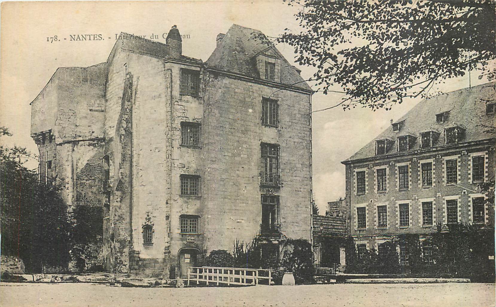 CPA Nantes Interieur du Chateau 