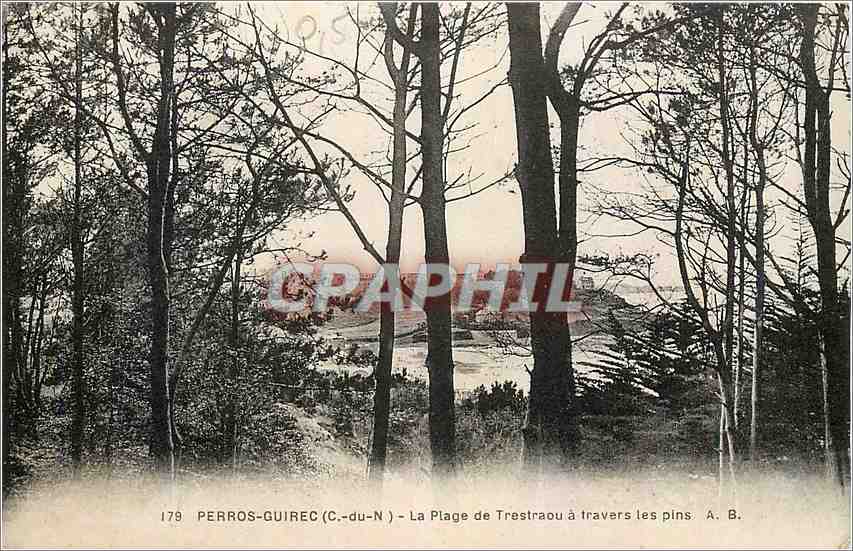 Perros-Guirec (C.-du-N.) — Die Strand von Trestraou durch die Kiefern — A. B.