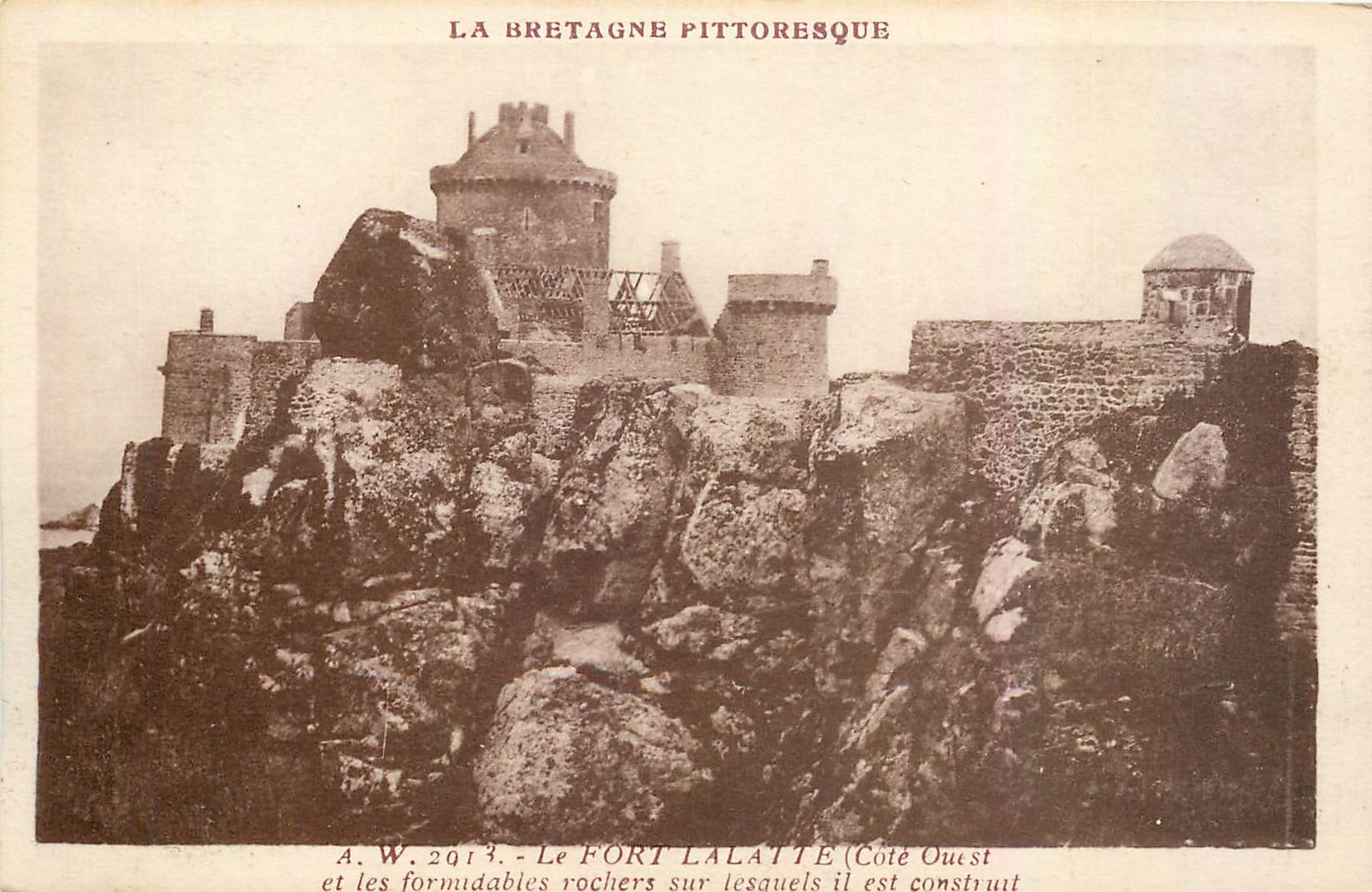 CPA Le Fort Lalatte Cote Ouest et les formidables rochers sur lesquels el est construit 