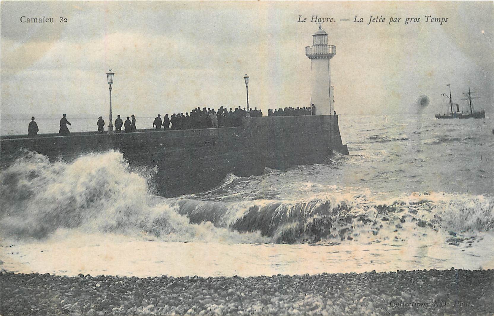 CPA Le Havre La Jetee par gros Temps Bateau