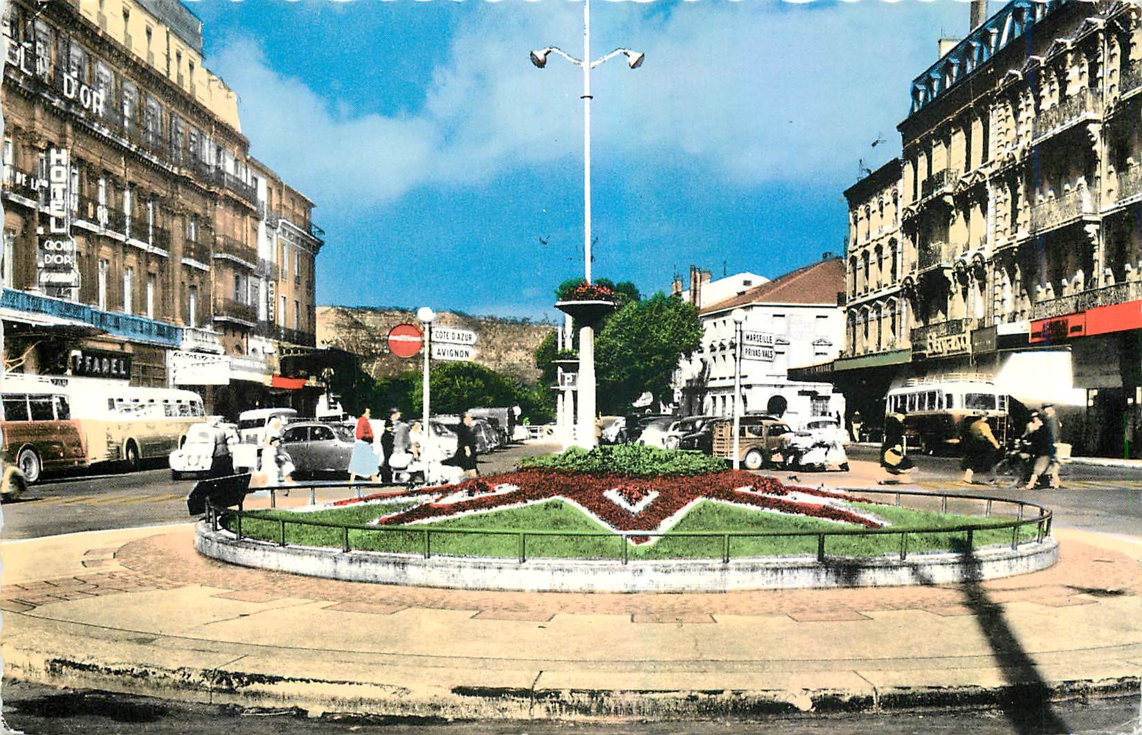CPM Valence sur Rhone Drome Place de la Republique 