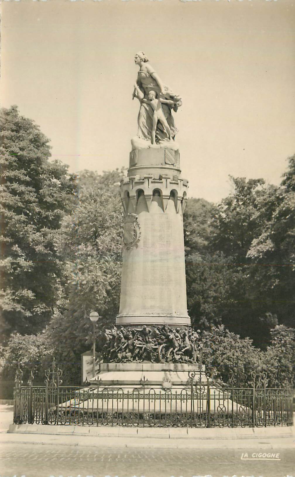 CPM Troyes Aube Le Monument des Enfants de l'Aube 